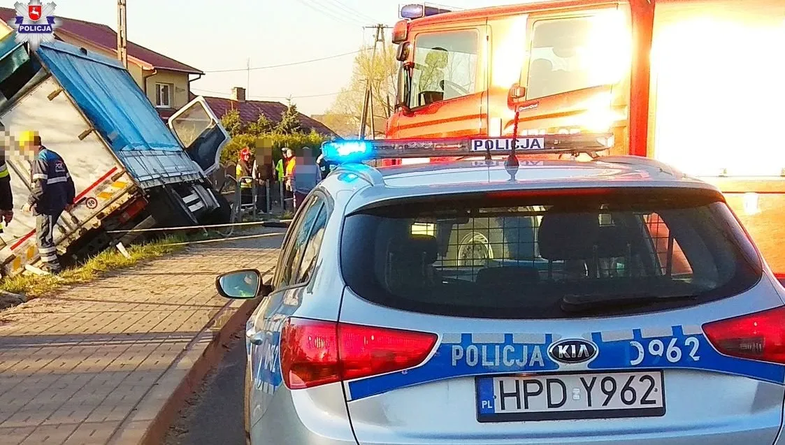 Zasnął za kierownicą. Wjechał ciężarówką w ogrodzenie!