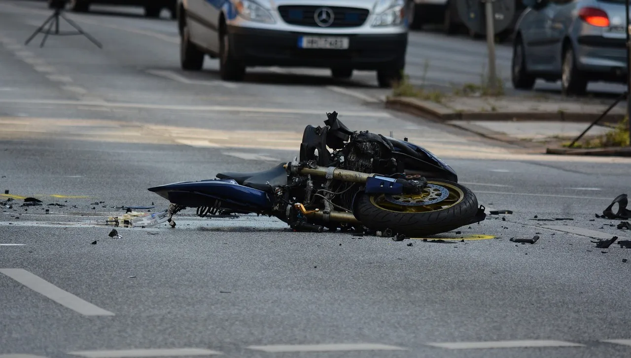 Samochód zderzył się z motocyklem