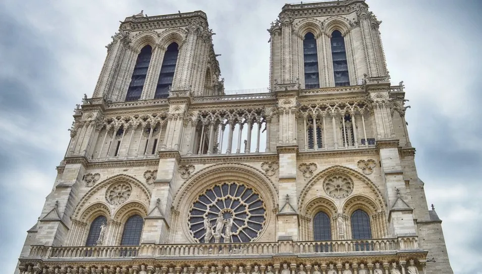 Demonstracja przed Notre Dame