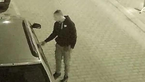 Pożary aut we Wrocławiu. Policja poszukuje dwóch mężczyzn - znasz ich?