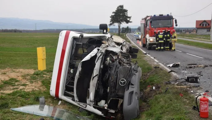 Groźny wypadek. Autobus w rowie