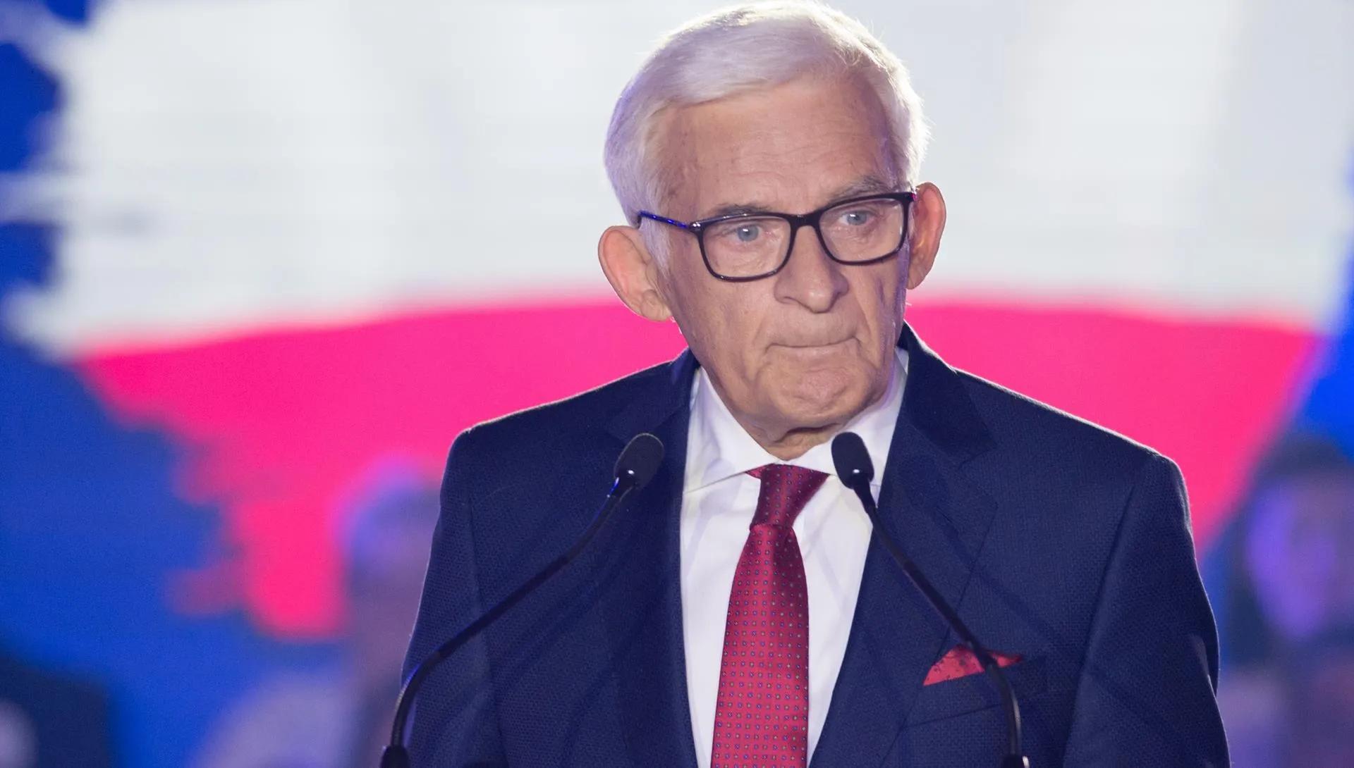 No to pozamiatane! Jerzy Buzek w garniturze poszedł sprzątać las. Wyszło... dziwnie