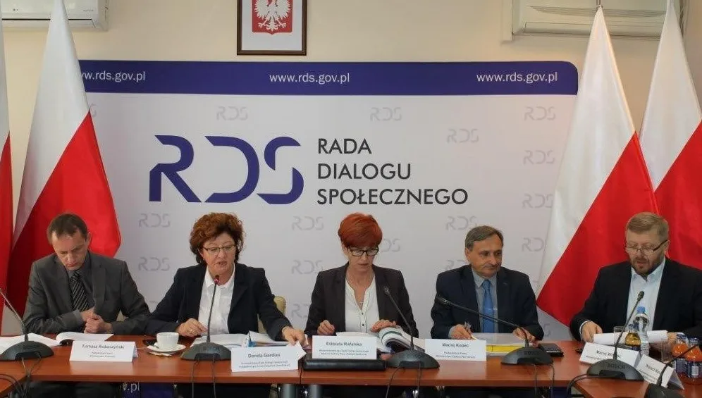 Rafalska: rząd ciągle wyciąga rękę