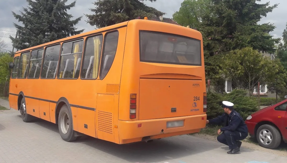 Nastolatka wypadła ze szkolnego autobusu