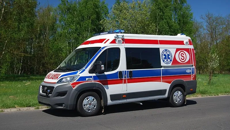 Czołowe zderzenie z cysterną: ranni kobieta i małe dziecko