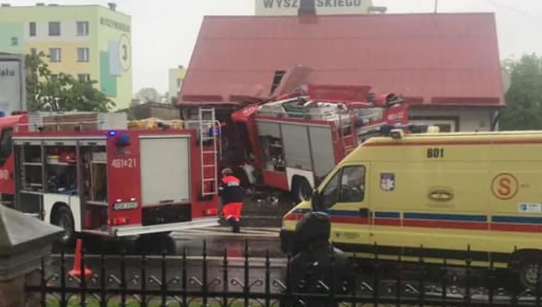 Wóz gaśniczy uderzył w dom