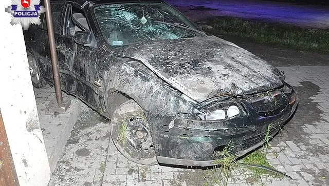 Samochód nagle zjechał na pobocze. Policja wyjaśnia okoliczności śmiertelnego wypadku