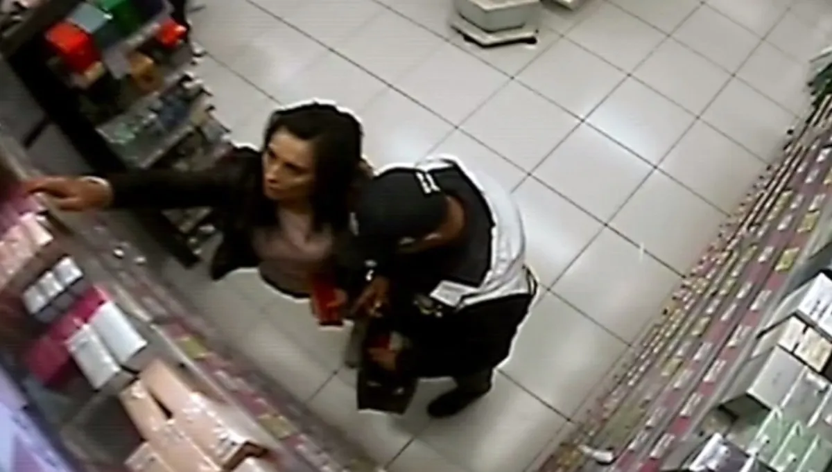Zuchwała kradzież w drogerii. Policja prosi o pomoc [WIDEO]