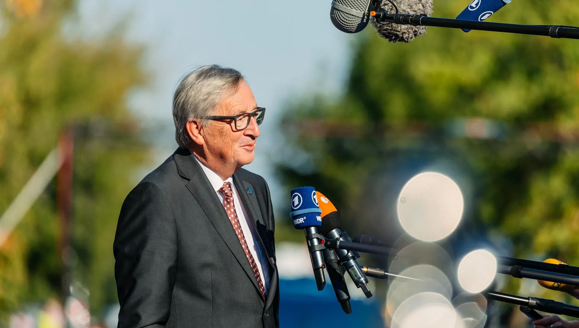 Juncker ujawnia czemu wszystkich całuje