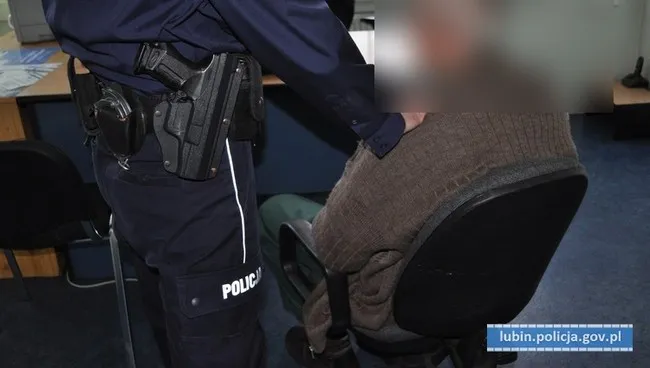 Wykorzystał chorobę matki, by wybrać z jej konta prawie 30 tys. zł. Usłyszał zarzuty