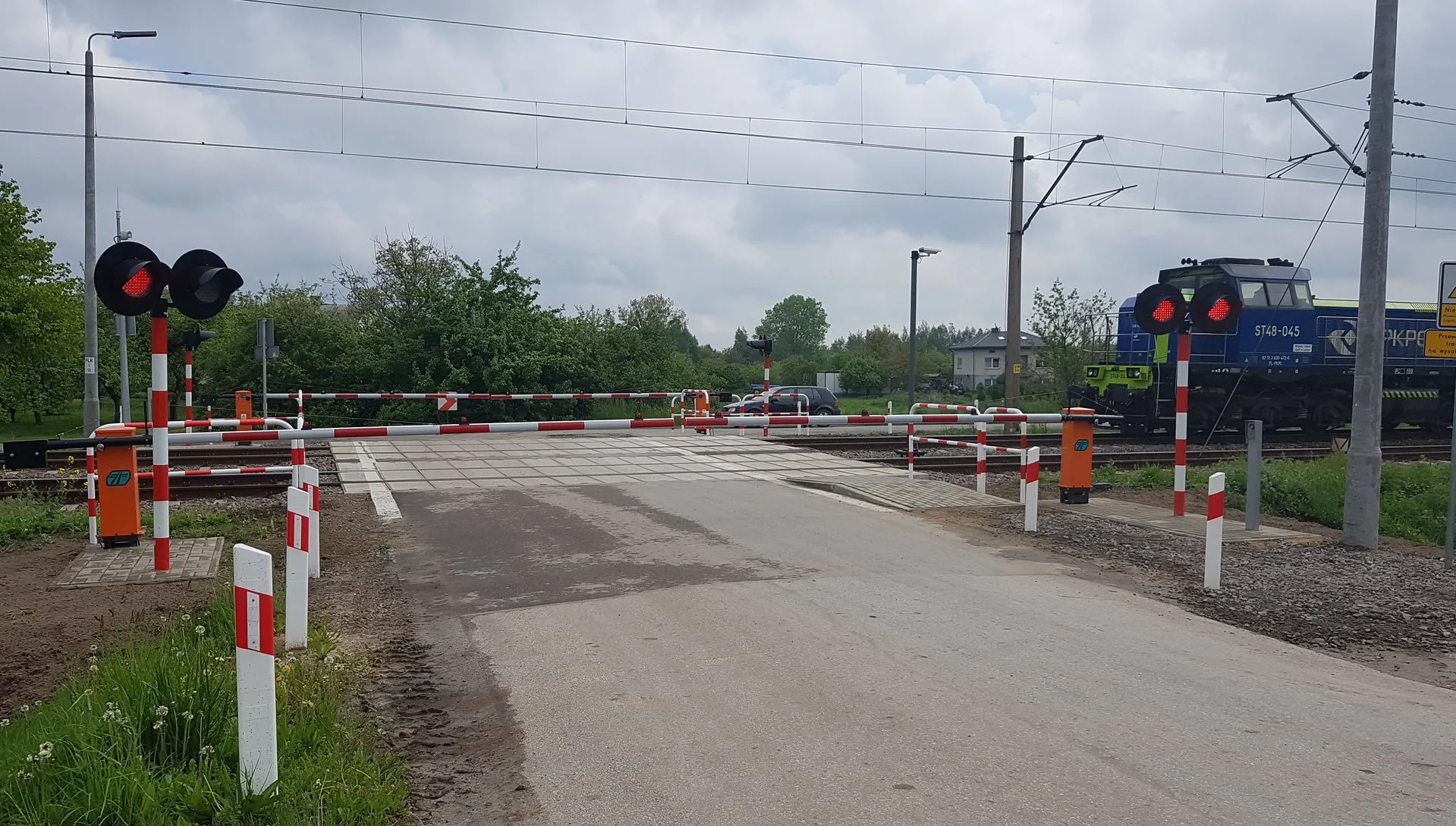 Będzie bezpieczniej na przejazdach kolejowych