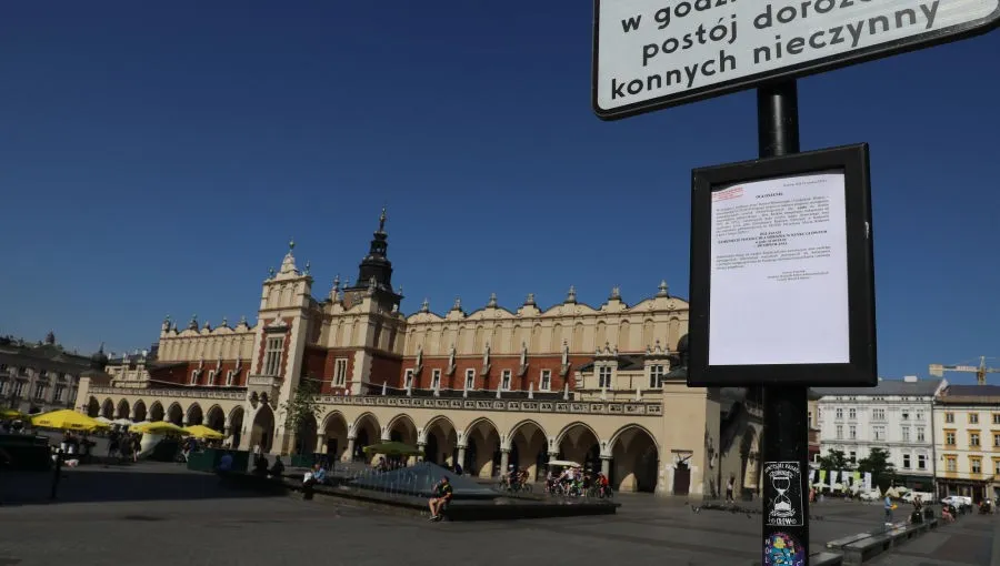 Upał w Krakowie. Rynek Główny bez dorożek