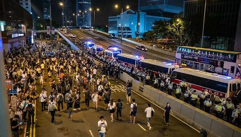 UE krytykuje Hong Kong za... gaz łzawiący