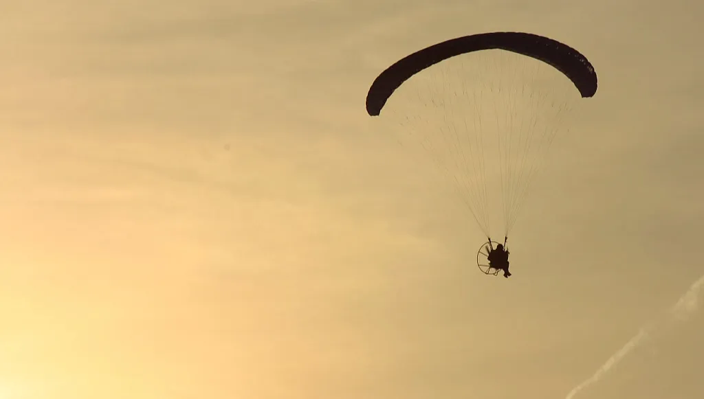 Motoparalotnia spadła na pole kukurydzy. Pilot przeżył