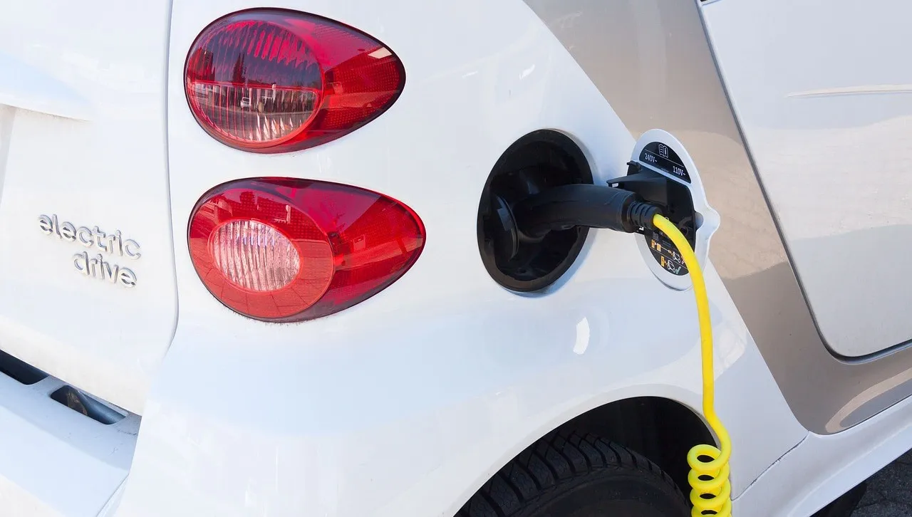 Coraz więcej aut elektrycznych na polskich drogach