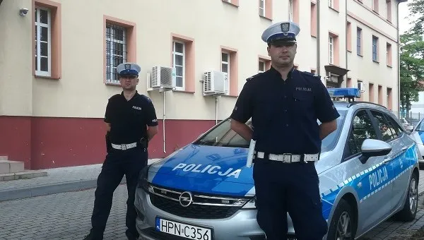 Uratowano 45-latkę przyduszoną w drzwiach samochodu