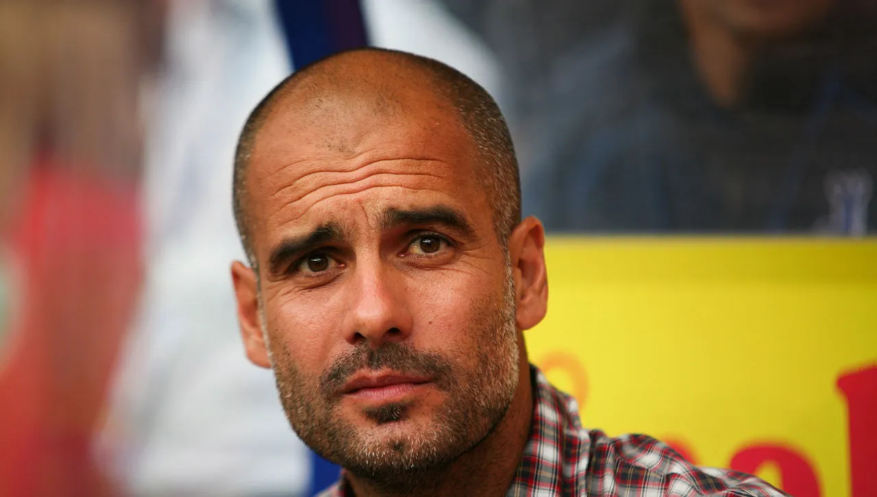Szary sweter w dobrej cenie. Pep Guardiola wspiera potrzebujących