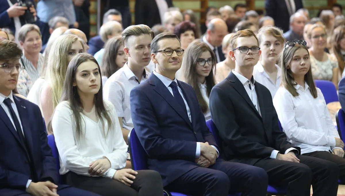 Premier Morawiecki przed wakacjami poprosił o coś uczniów. Padły niezwykle mocne słowa!