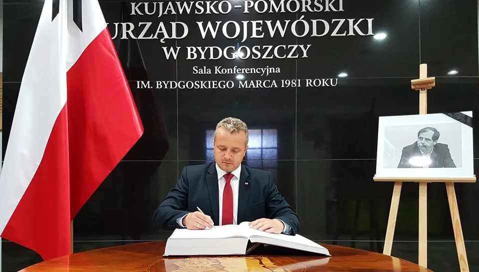 Księga kondolencyjna po śmierci gen. Nowka wystawiona w UW w Bydgoszczy