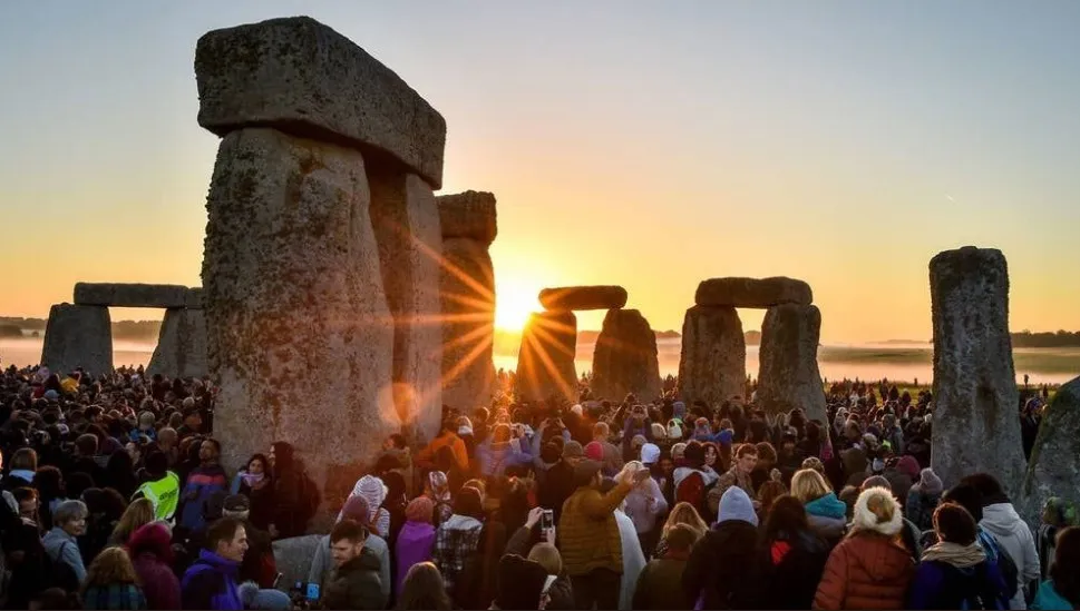 Wielbiciele natury uczcili letnie przesilenie. Najdłuższy dzień w roku przywitano w Stonehenge - FOTO