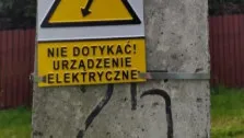 20-latek wspiął się "dla zabawy" na słup energetyczny. Spadł