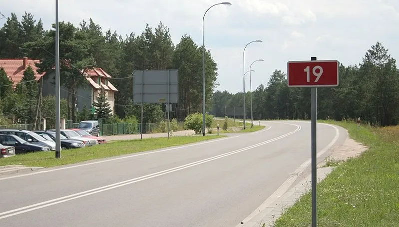 Uderzyła w drzewo na drodze Białystok - Sokółka