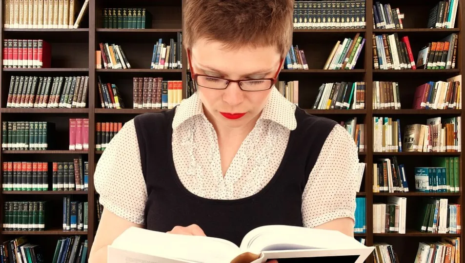 "Czelendż" i "deadline" czy "czilaut" - językowe meteory