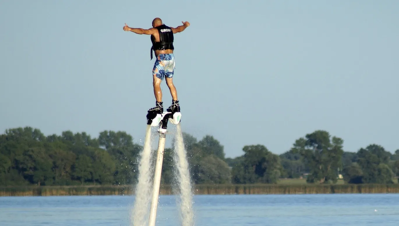 Przeleciał na flyboardzie nad La Manche. "Latający człowiek"  Franky Zapata triumfuje