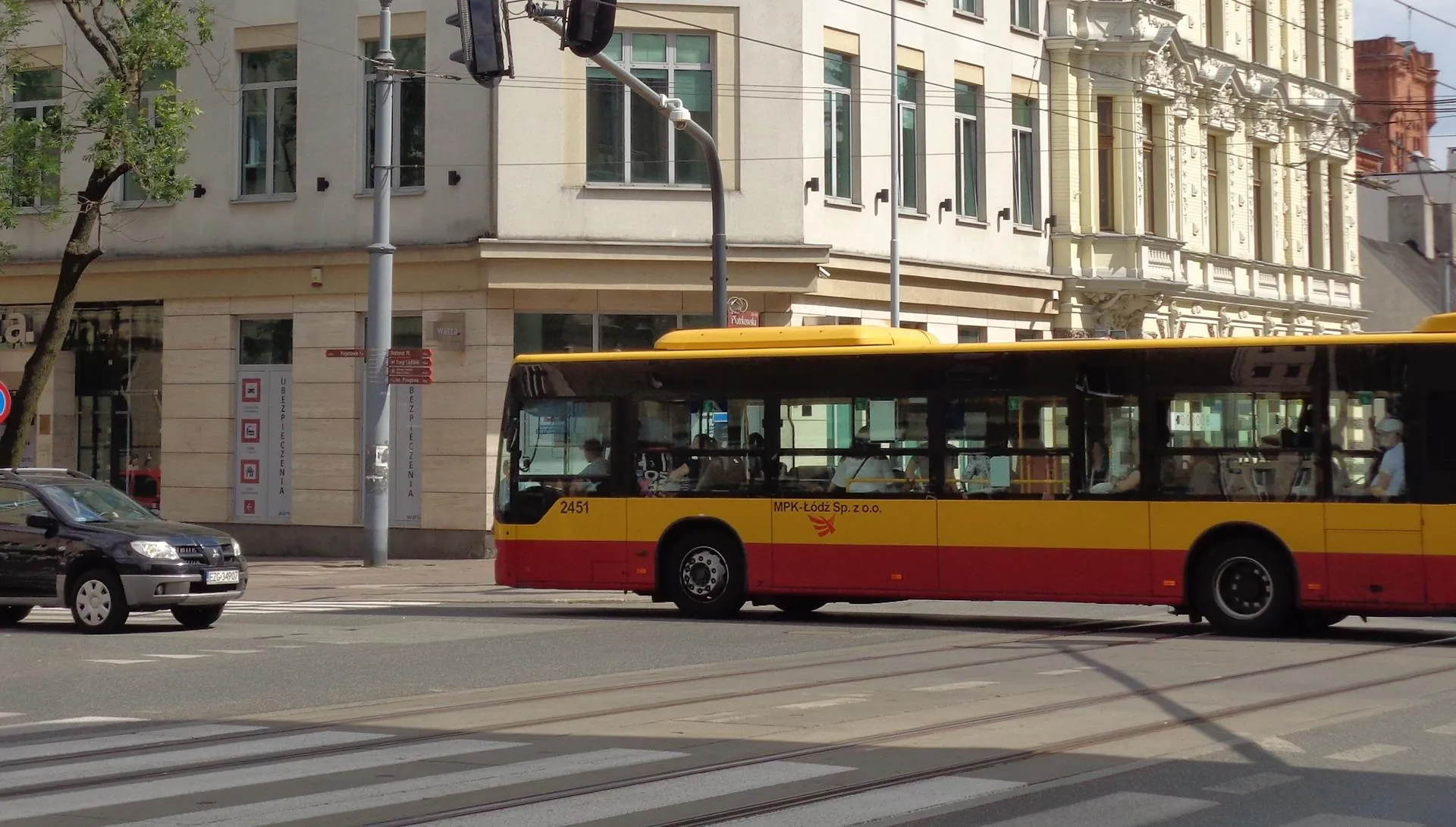 Tragedia na ulicach Łodzi. 63-latka zginęła pod kołami miejskiego autobusu
