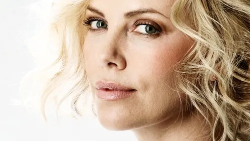 Jej syn okazał się... dziewczynką. Charlize Theron pokazała zdjęcie transpłciowego dziecka