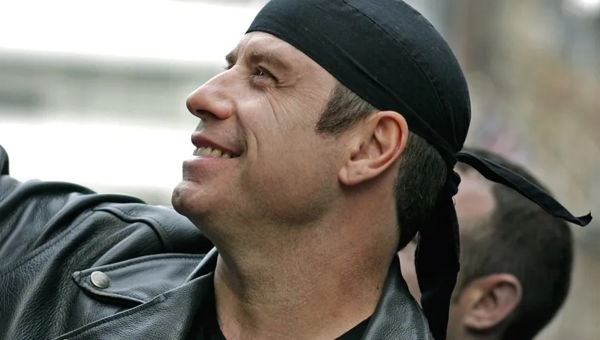 Ups! John Travolta zaliczył niezłą wpadkę. Zamiast piosenkarce, nagrodę chciał dać... drag queen