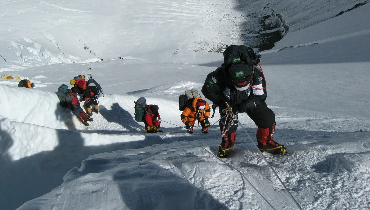 Ekstremalny Polak znów zaskoczył alpinistów. Chce zjechać na nartach z... Mount Everest!