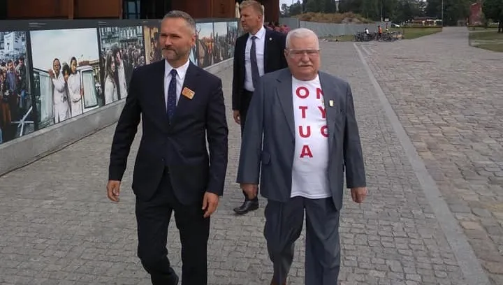 Nie odpuścił nawet na ślubie swojej córki! Lech Wałęsa niby w garniturze, ale...