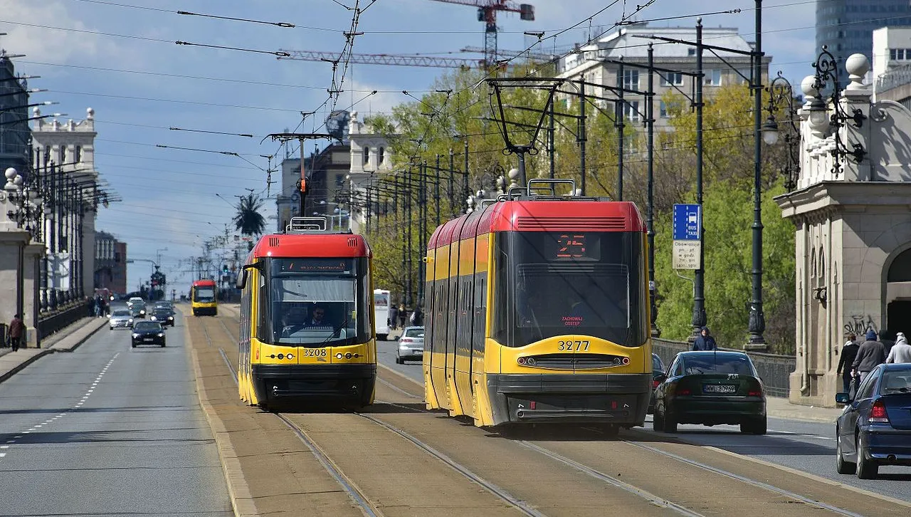 Tramwaj wykoleił się po zderzeniu z autem