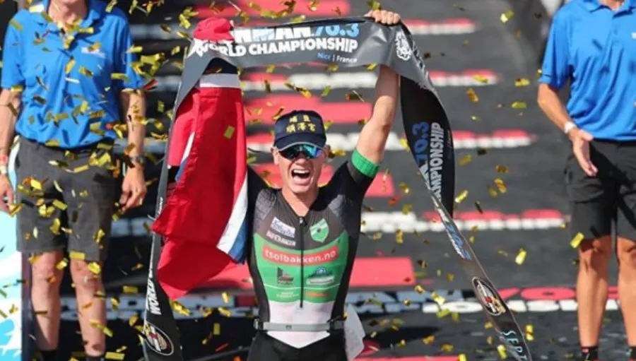 Norweski triathlonista gwiazdą na... Tajwanie. Wszystko przez "świętą czapkę"