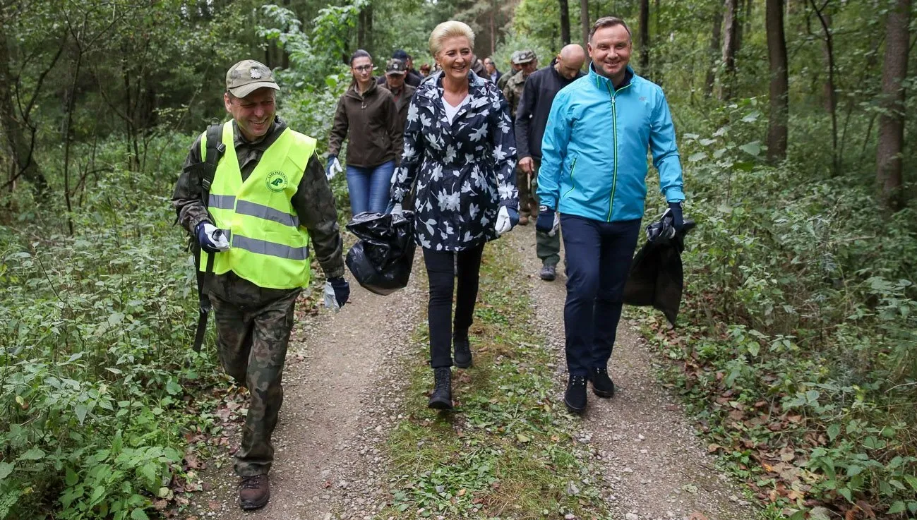 Korwin-Piotrowska i Rusin spijają sobie z dzióbków. Bo... prezydent z żoną sprzątał las