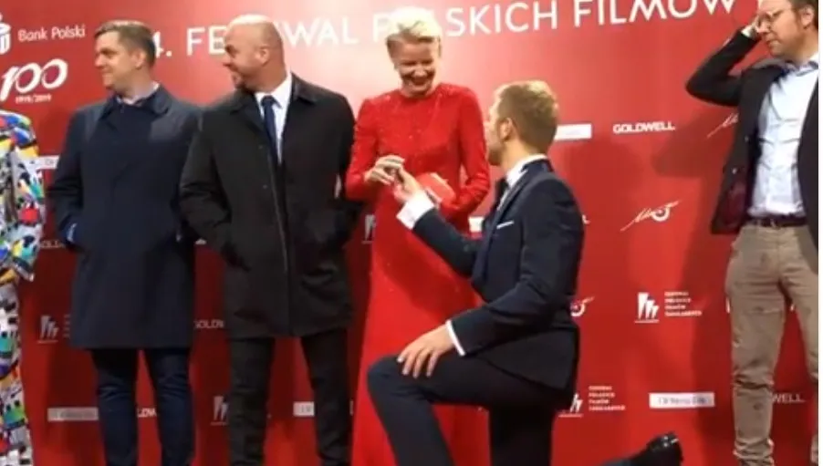 Tak machała, że zgubiła obrączkę! Na ratunek Kożuchowskiej pospieszył pewien dżentelmen. WIDEO