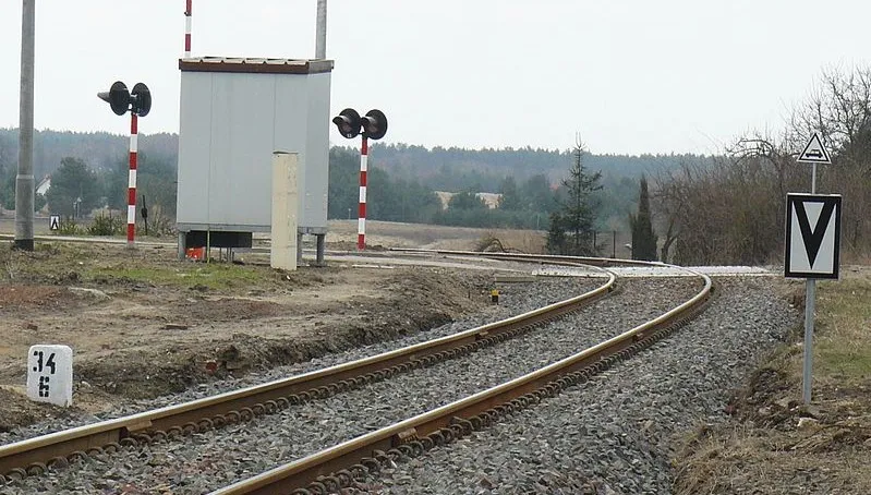Na przejeździe auto zderzyło się z pociągiem