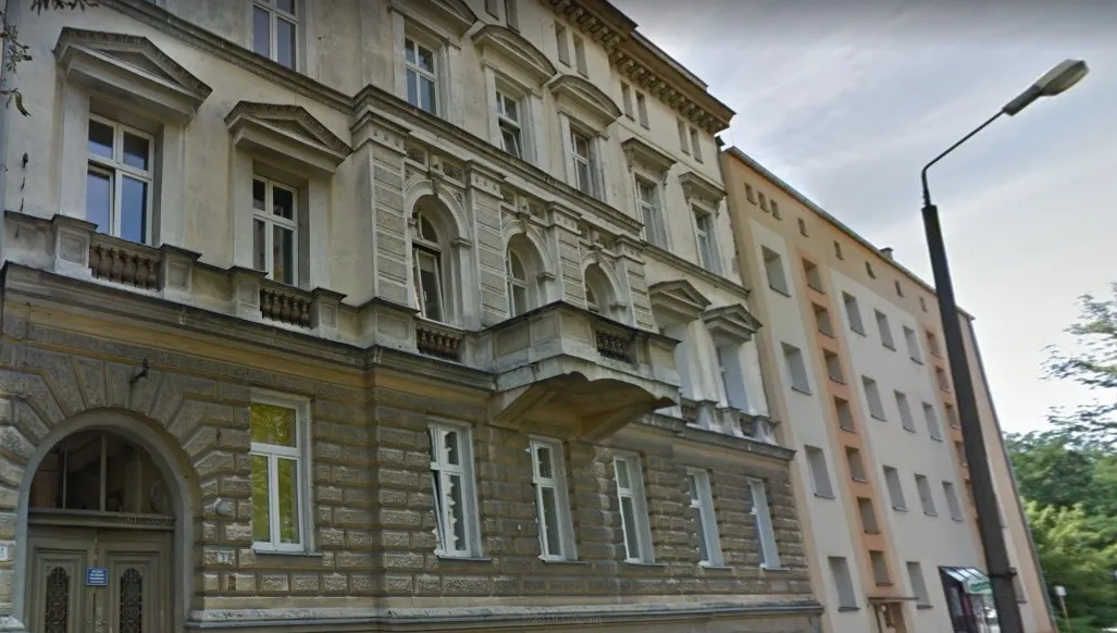 Złamał autem latarnię, a ta... wpadła do mieszkania