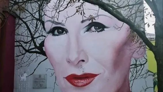 Zdewastowano mural Kory. Ktoś pomazał twarz zmarłej artystki