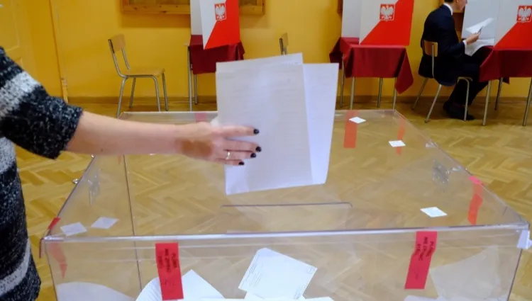 Incydent w Opolu. Poszło o zdjęcie przy urnie wyborczej... Czy można? Wyjaśniamy