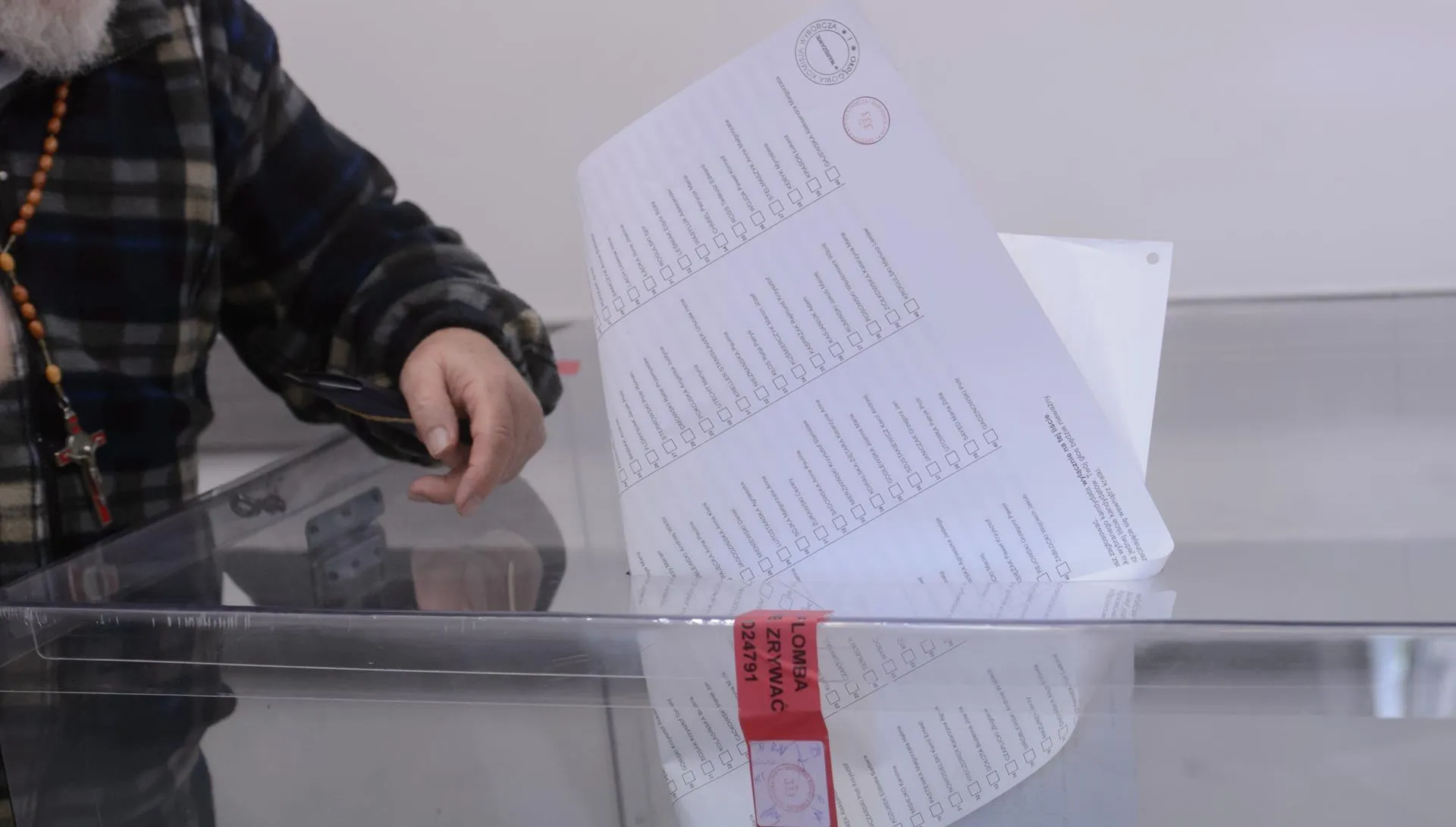 Żeby oddać głos, stoją w kolejkach. Na wejście do komisji Polacy w Berlinie czekają godzinę