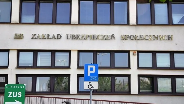 ZUS przyznaje się do błędu ws. procesu przyznania 500 Plus. "Kopie nie muszą być poświadczane"