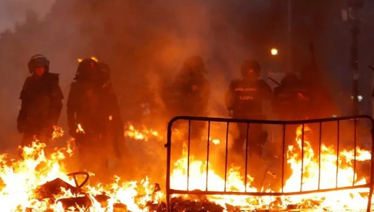 Bitwa uliczna separatystycznych bojówkarzy z policją w centrum Barcelony - ZDJĘCIA i FILMY