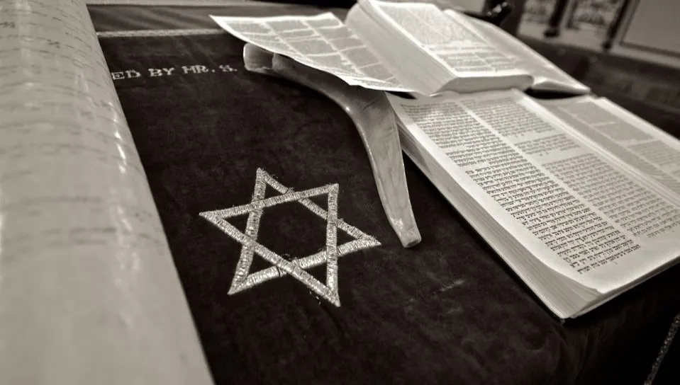 Łańcuch ludzki przed synagogą w Berlinie