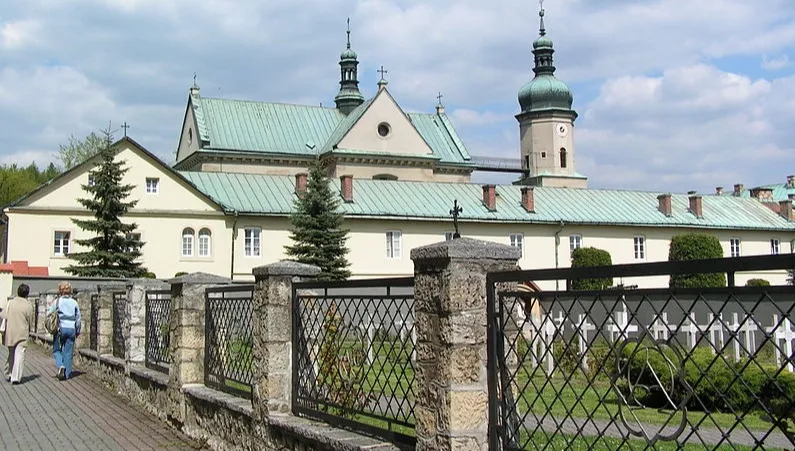 Klasztor i sanktuarium w Czernej - jedno z bardziej popularnych miejsc pielgrzymkowo-turystycznych 