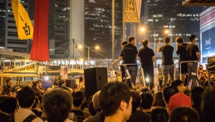 W Hongkongu nieustające starcia protestujących z policją. Funkcjonariusze użyli gazu łzawiącego