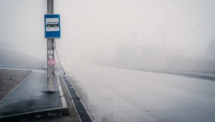 Kierowca autobusu wjechał w zatłoczony przystanek. Zaatakował nożem i rzucił się do ucieczki