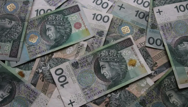 Torba z kasą wyrzucona z auta