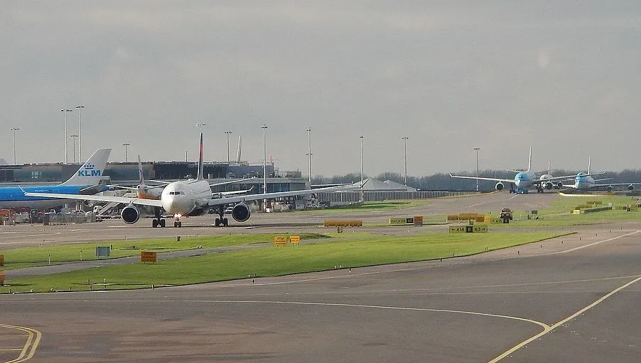 Pilot nacisnął zły guzik i... samolot przejęli komandosi. Była też ewakuacja, wojsko i zamknięte lotnisko